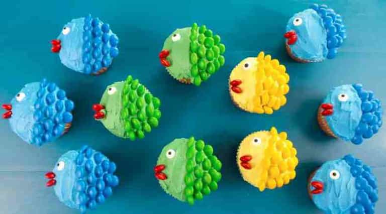 Cutesy cake decorating to entertain the littlies