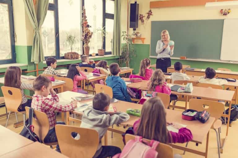 Little girl tries to convince parents of extra week off school with brilliant note