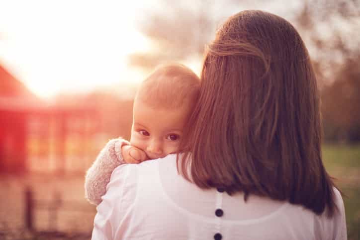 Why women tend to hold their babies on their left side Why women tend to hold their babies on their left side