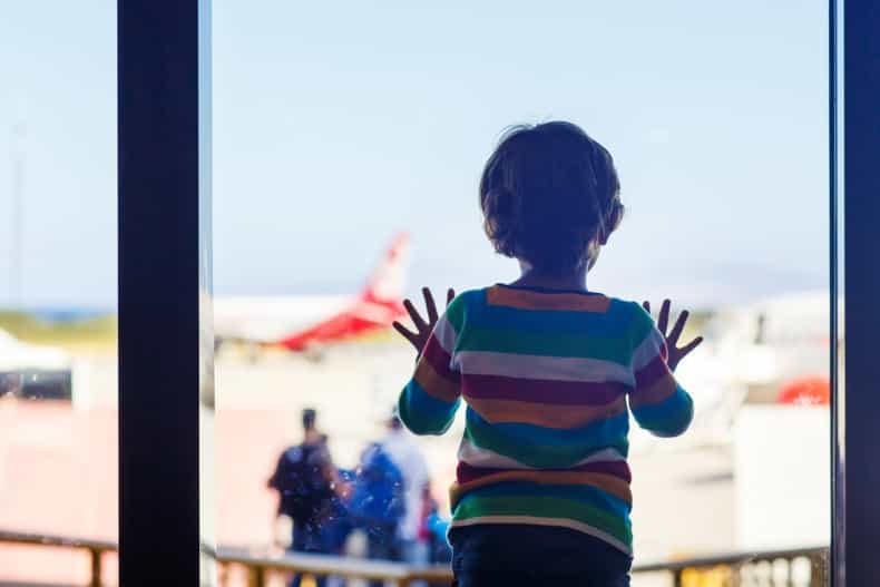 These strangers did an incredible thing for a mum struggling solo at the airport