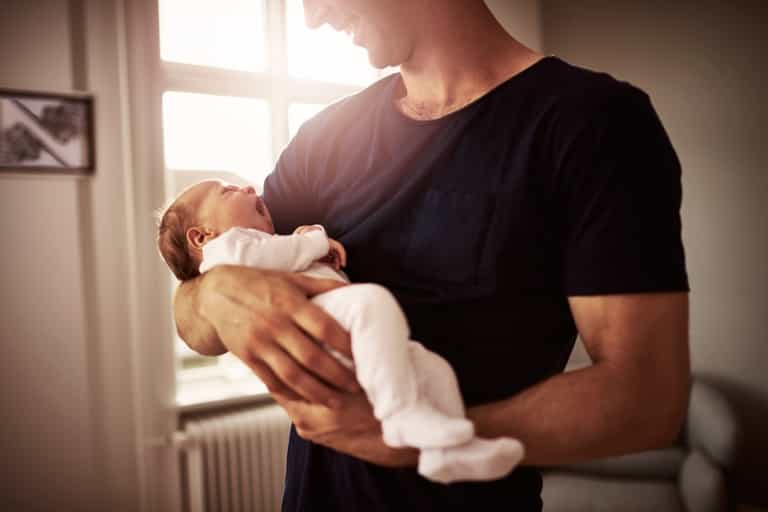 This dad’s nifty hack for giving his baby a bottle is pretty hilarious This dad’s nifty hack for giving his baby a bottle is pretty hilarious