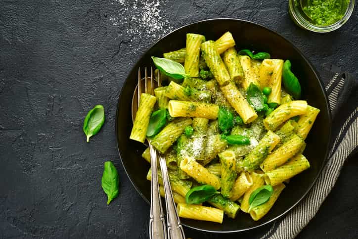 This one-pot cheesy pesto pasta is the snack we need this weekend