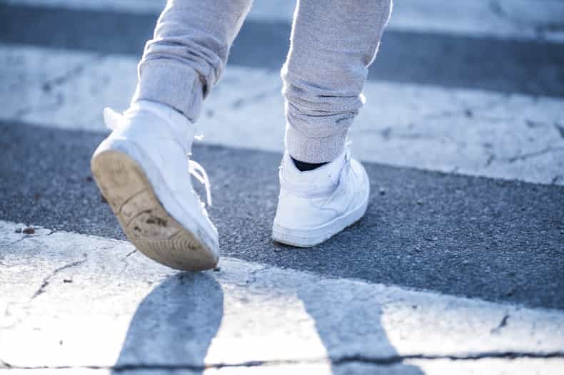 Apparently, there is a common age kids should be allowed cross the street on their own, experts say