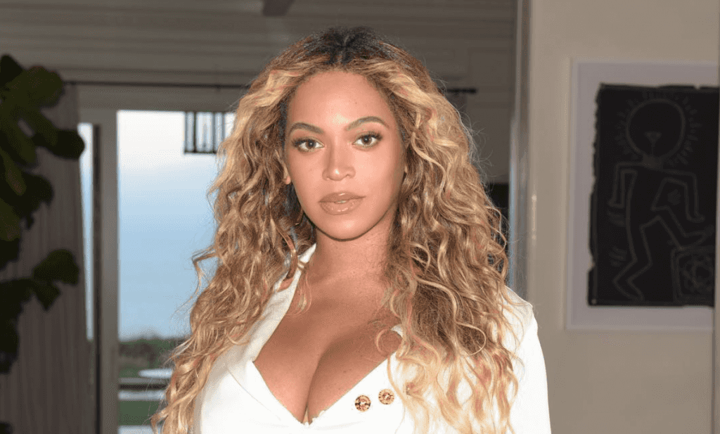 This is the EXACT highlighter Beyoncé used in her Vogue cover