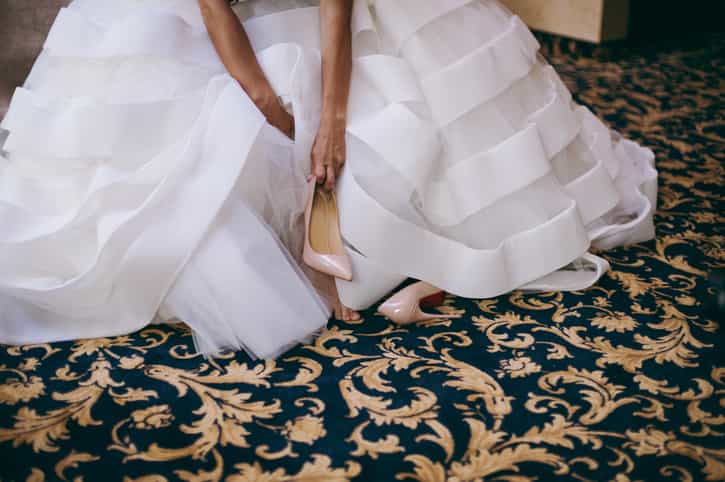 A bride broke both of her feet at her wedding dancing to the BEST 90s song A bride broke both of her feet at her wedding dancing to the BEST 90s song