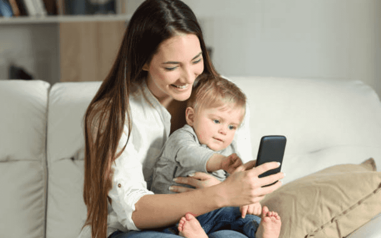 Expert warns ‘no screen time at all for children under two’
