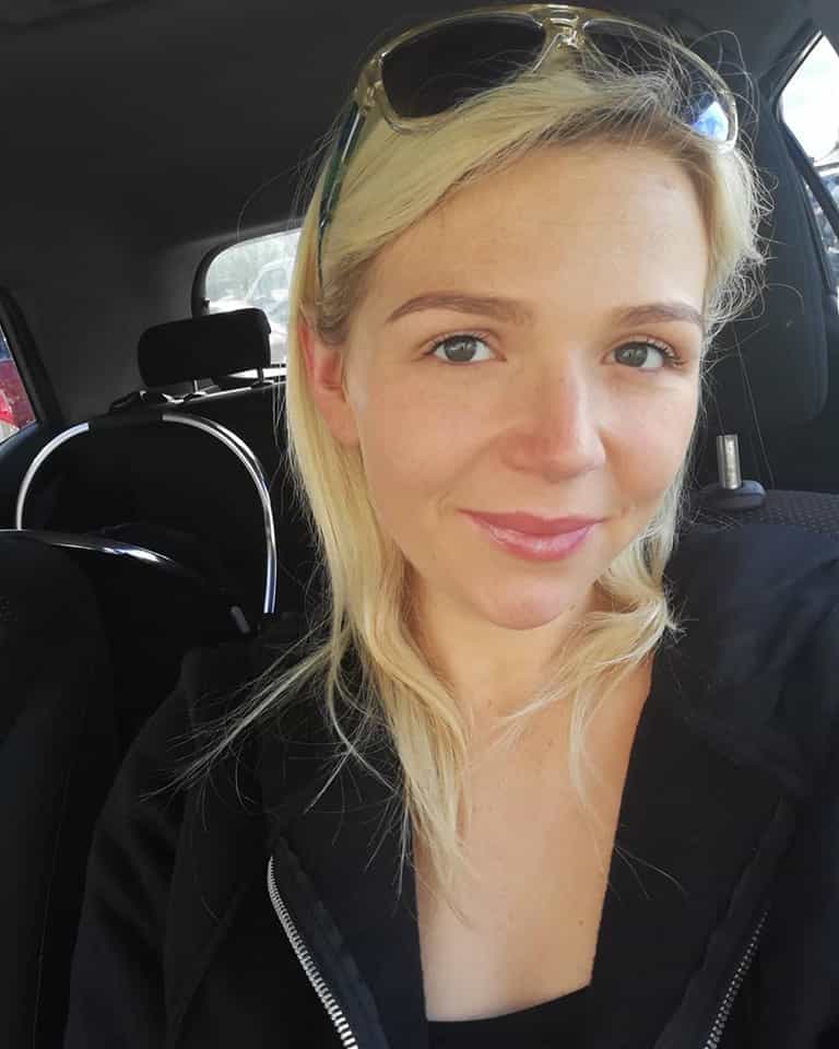 Blogger Tracey Quinn shares dramatic photo of her giving birth at home