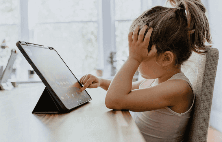 Young children who watch screens several times a day are more prone to aggressive behaviour
