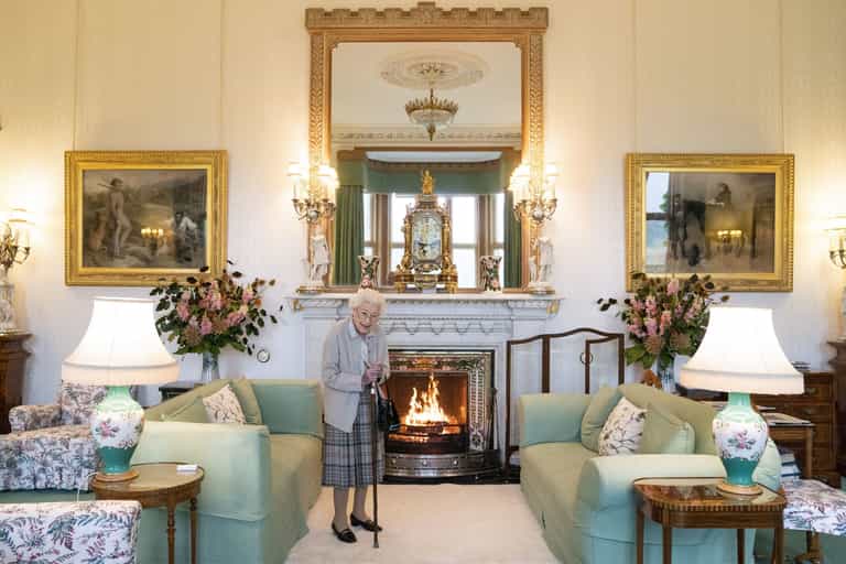 Queen Elizabeth under medical supervision as doctors “concerned” for her health