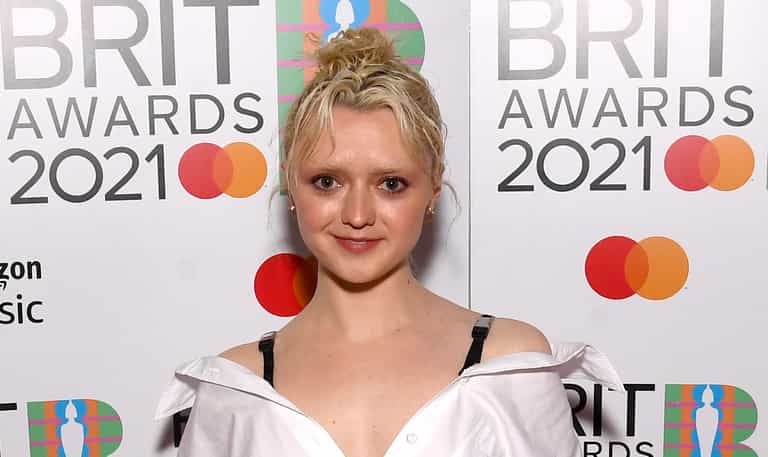 Maisie Williams speaks about “traumatic” relationship with father