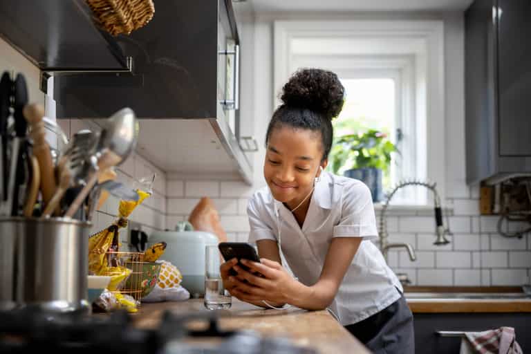 ‘Be careful- A Snapchat bot asked my daughter to meet up’