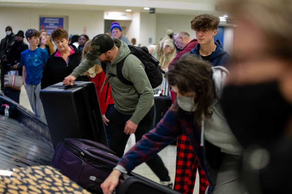 Baggage handler issues warning to families who tie ribbons onto their suitcases