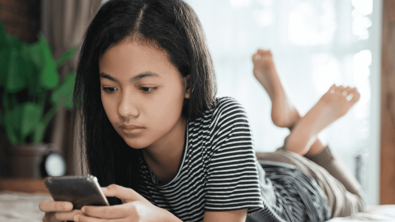 The best ways to manage your child’s phone use, according to an expert