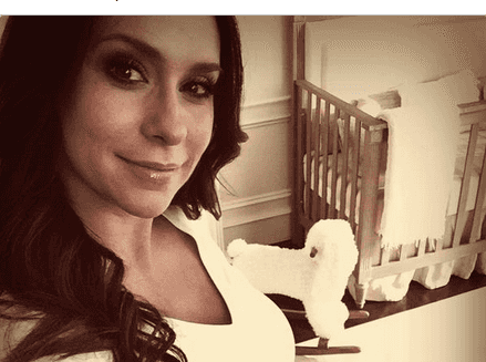 Jennifer Love Hewitt bares her beautiful bump