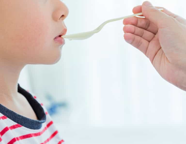 This trick to get a small child to take medicine is absolutely GENIUS This trick to get a small child to take medicine is absolutely GENIUS