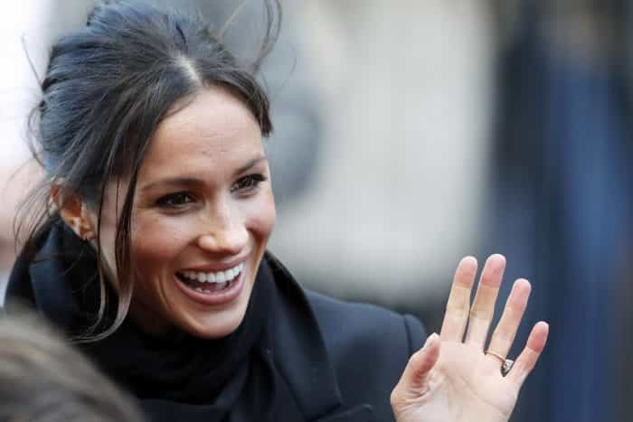 Meghan Markle has been spotted picking up her dog’s poo outside Kensington Palace Meghan Markle has been spotted picking up her dog’s poo outside Kensington Palace