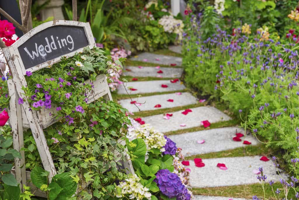 Bride-to-be asks guests to pay €205 to ‘secure’ place at her wedding…and then it gets worse