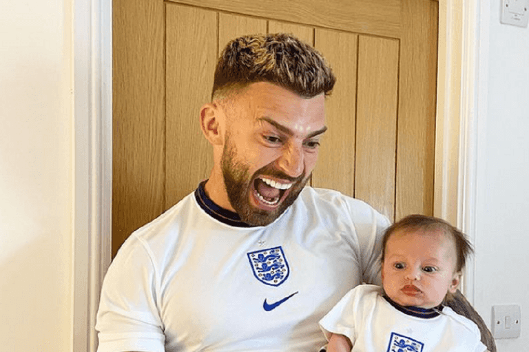 “Who’s laughing now?” – Jake Quickenden updates trolls who called his baby ugly “Who’s laughing now?” – Jake Quickenden updates trolls who called his baby ugly