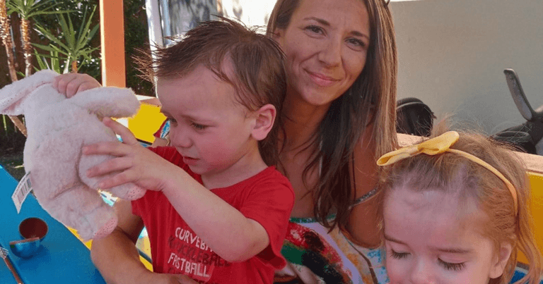 Mother and her twin toddlers found dead in car outside Florida apartment complex