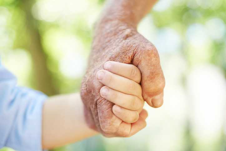 Dad shares little girl’s poignant texts to her granddad who passed away