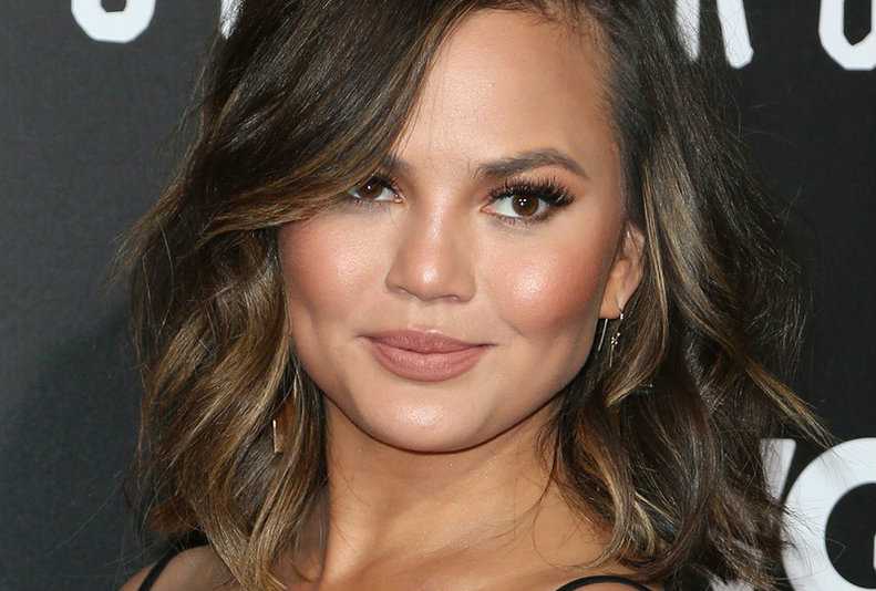 The way Chrissy Teigen looks in the week after giving birth is actually very refreshing