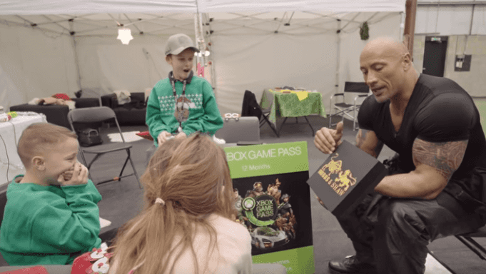 Tom and Giovanna’s youngest gets his first experience of the sea in family holiday and it’s adorable