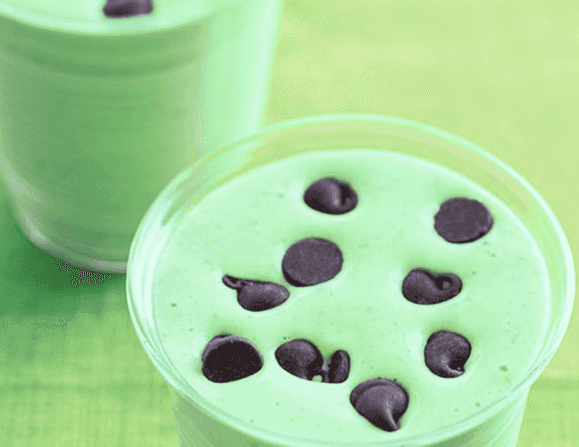 This healthy shamrock shake might just be the perfect breakfast for tomorrow