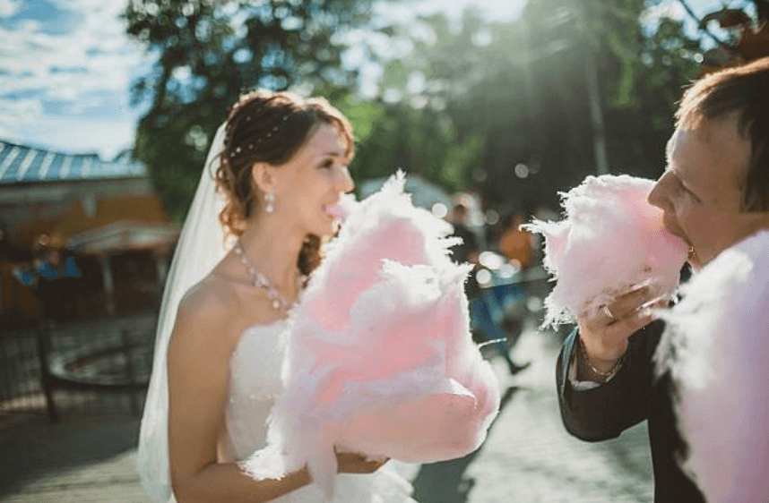 Candy floss bouquets are now a thing and they’re IDEAL for brides with a sweet tooth