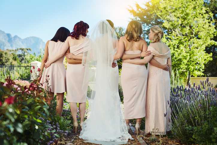 Bride asks bridesmaid to dye her hair for the wedding to avoid clashing with the “colour scheme”