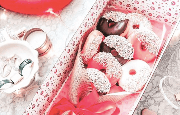 Looking for the perfect gift for Mother’s Day? We suggest a donut bouquet