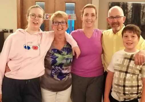 Vicky Phelan is finally home after 6 months away from her kids