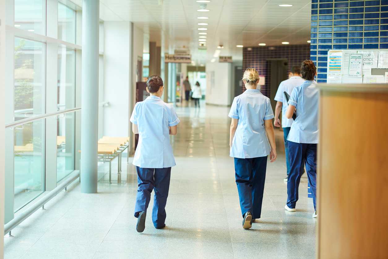 Irish nurse reveals parents have threatened to stab her in hospital