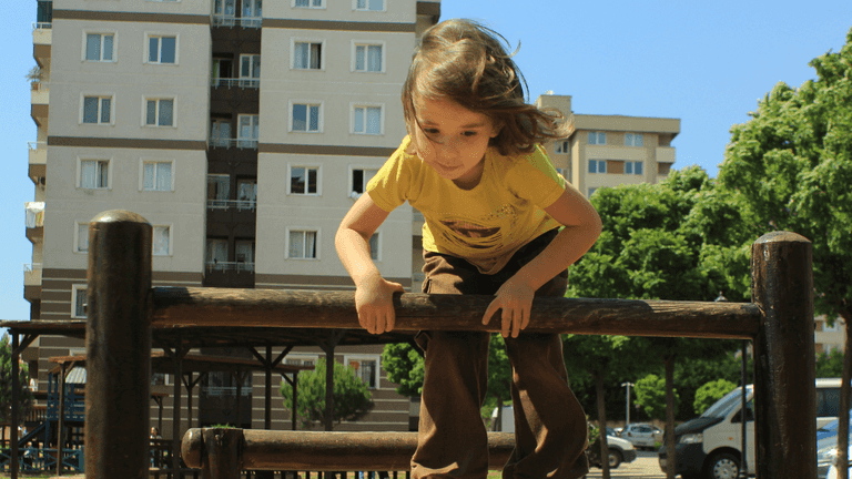 Expert explains the importance of allowing your kids to play alone