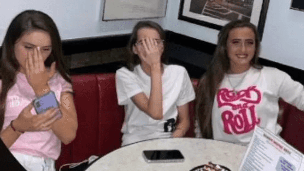 ‘Nose cover’ trend young people are doing in family photos has finally been explained