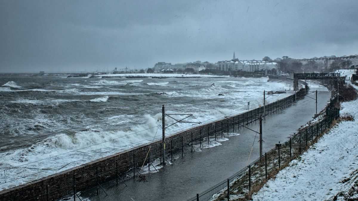 Met Éireann confirms exact date 72 hours of rain and cyclonic winds will hit