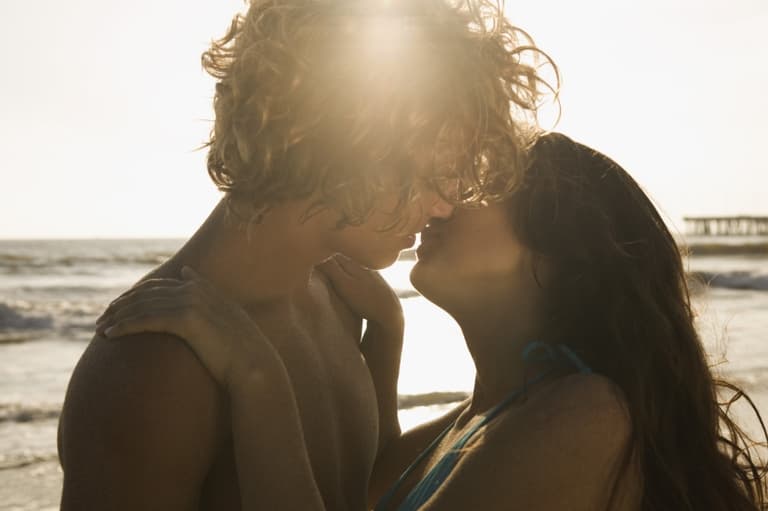 WE ASKED, YOU SPILLED: THE KISSES THAT CHANGED HERFAMILY.IE READERS’ LIVES