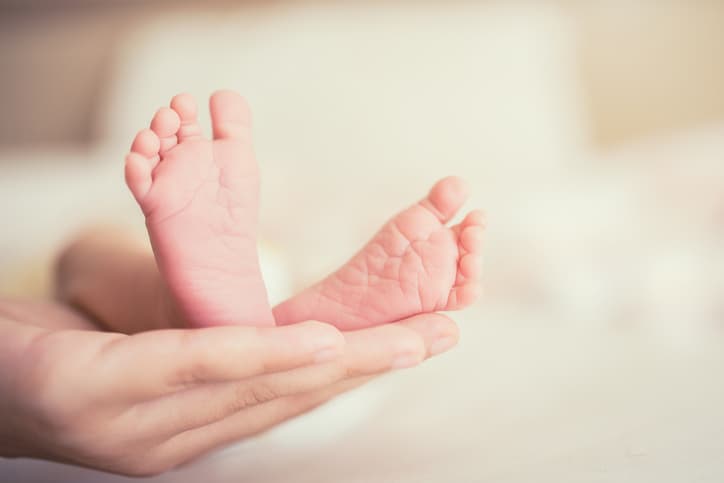 These photos of the first hour of a newborn’s life will make you sob