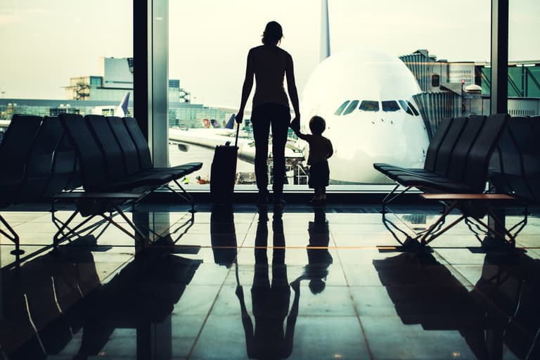 These strangers did an amazing thing for a mum who was struggling while traveling with her young sons