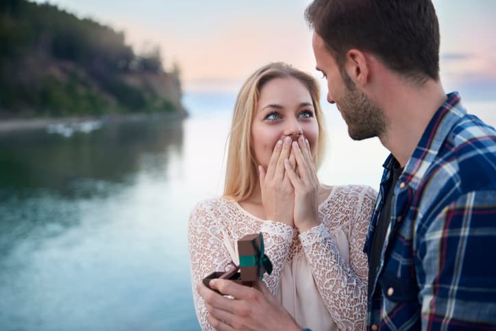 This beautiful alternative engagement ring trend is perfect for boho brides-to-be
