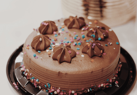 Trust me, you’ll never cut cake the same way again after seeing this TikTok trick