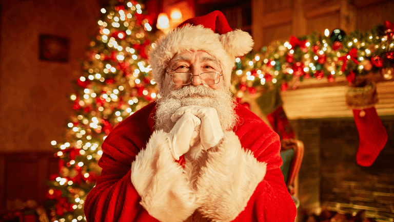 Hotel Santa applauded for his reaction after little girl refuses to sit on his lap