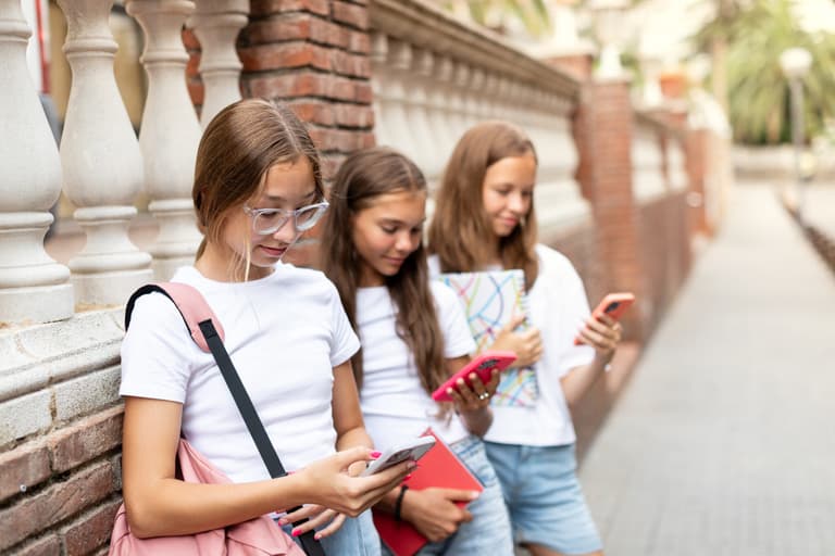 Child protection advocates voice concern as WhatsApp lowers age restriction to 13