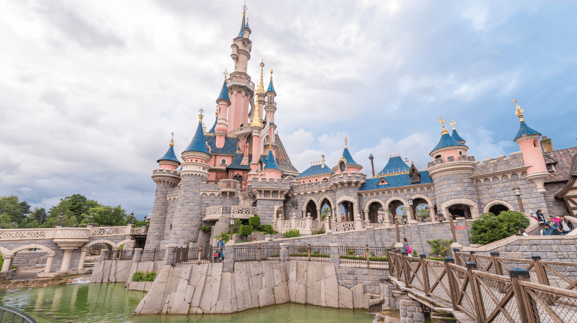 Parents rushing to swipe up incredible Disneyland Paris offer with 43% off