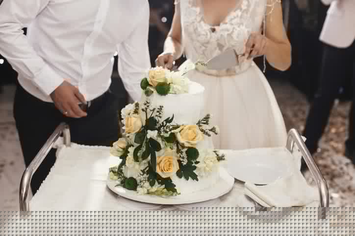 Bride asks guests to pay per slice of cake eaten at wedding Bride asks guests to pay per slice of cake eaten at wedding