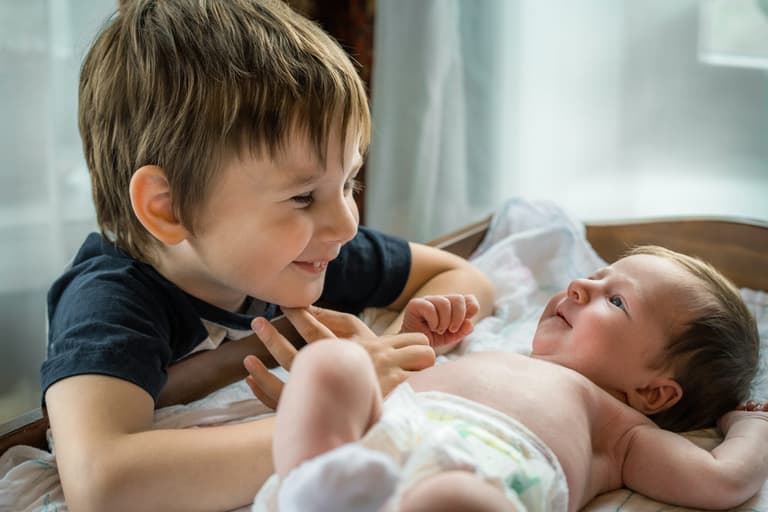 How to help your toddler adapt when a new baby comes home