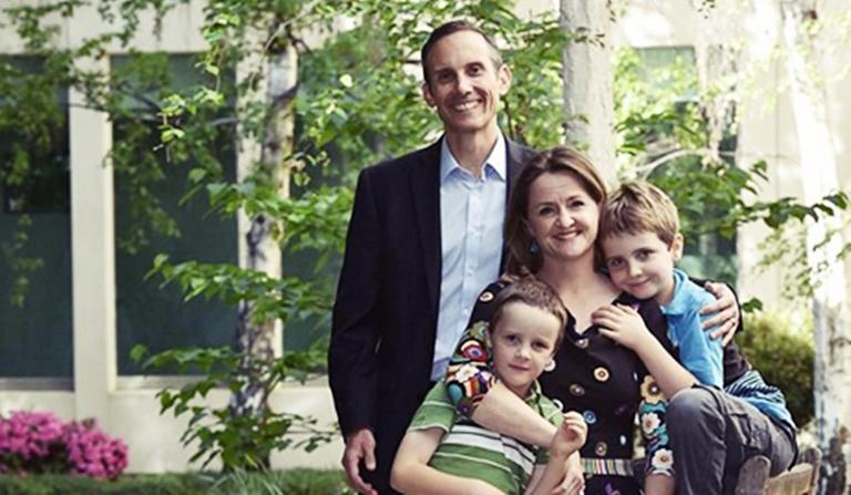 Stroppy 3-year-old ruins family Christmas card, politician uses it anyway