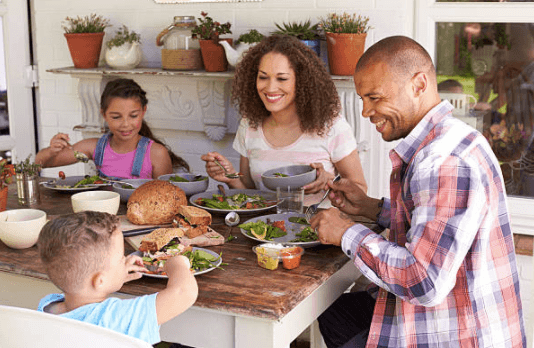 Mum argues that the best time to give kids their dinner is 3pm