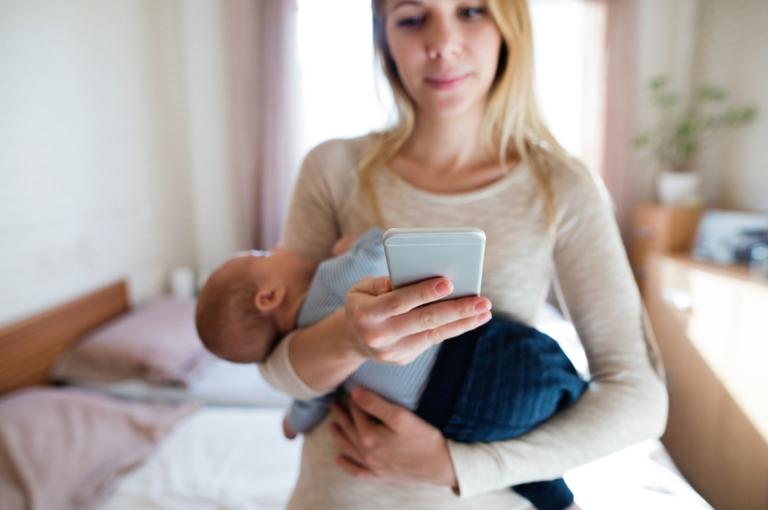 Mum calls out post saying mums should not use phones while breastfeeding