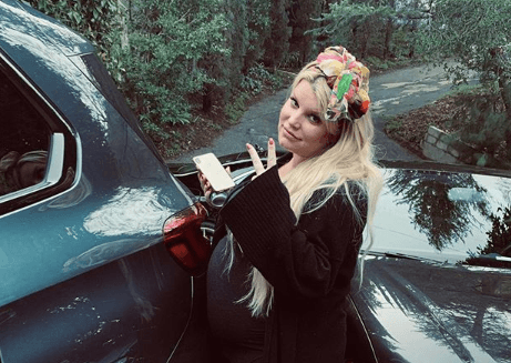 Jessica Simpson shares warning after she breaks a toilet seat while pregnant