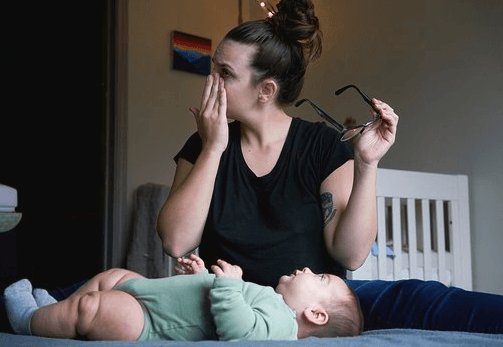 Over half of Irish mams and dads feel like they’re failing during the first year of parenthood